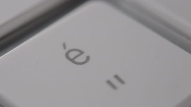 Нажатие Клавиши Буквы Белой Клавиатуре — стоковое видео