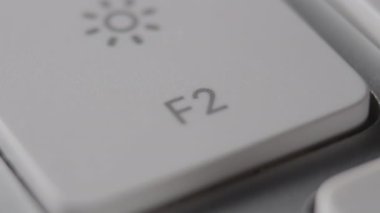 Beyaz klavye makro çekiminde harf tuşuna basılıyor