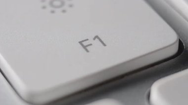 Beyaz klavye makro çekiminde harf tuşuna basılıyor