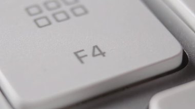 Beyaz klavye makro çekiminde harf tuşuna basılıyor