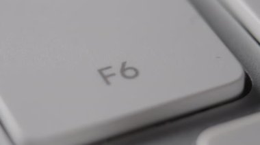 Beyaz klavye makro çekiminde harf tuşuna basılıyor