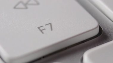 Beyaz klavye makro çekiminde harf tuşuna basılıyor