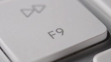 Beyaz klavye makro çekiminde harf tuşuna basılıyor