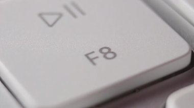 Beyaz klavye makro çekiminde harf tuşuna basılıyor