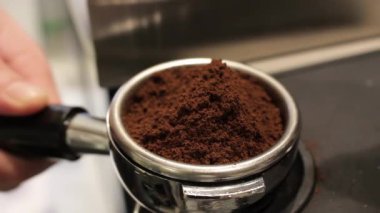 Barista taze kahve telvesini karıştırıyor ve taze kahve yapıyor.