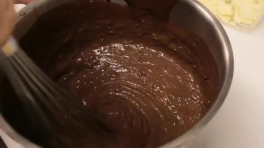 Pasta şefi mutfakta turta yapıyor.