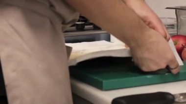 Pasta şefi mutfakta turta yapıyor.