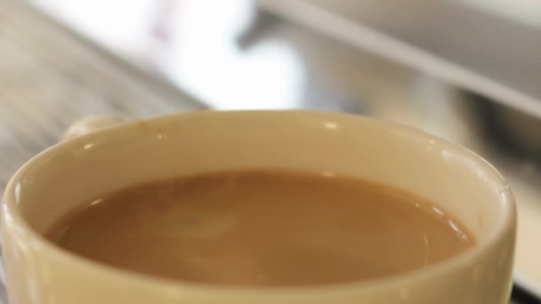 カップに落ちる新鮮なコーヒーの低下 — ストック動画