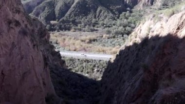 İspanya 'nın güneyindeki Yator' un sarp arazisinde zamanın geçişi ile aşınmış toprak duvarları, bir yol, zeytin ağaçları var.