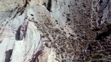 İspanya 'nın güneyindeki dik bir bölgenin havadan çekilmiş videosu. Bir çok vadi var. Yeryüzünün farklı gölgeleri var.