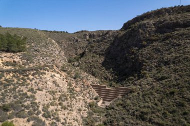 Taştan yapılmış bir baraj var, çam ormanları var, bir vadi var, gökyüzü açık