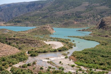 İspanya 'nın güneyinde Beninar rezervuarı var. Çam ormanları ve çalılar var. Dağlık bir bölge.,
