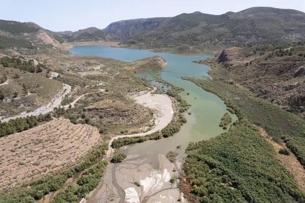 İspanya 'nın güneyinde Beninar rezervuarı var. Çam ormanları ve çalılar var. Dağlık bir bölge.