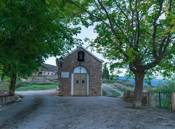 Karadağ 'ın güneyinde, Granada' da küçük bir inziva yeri var. İnzivada bir haç ve çan var. Bir kapı var.