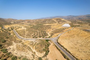 Granada 'nın güneyindeki bir dağda bir yol kavşağı var. Badem ve zeytin ağaçları yetiştiriliyor. Birkaç sera var.