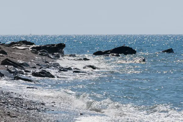 地中海のビーチにある岩は 岩の上にカモメがあり 海には帆船があり 空は澄んでいます — ストック写真
