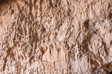 Kahverengi toprak duvar, yüzey düz değil.