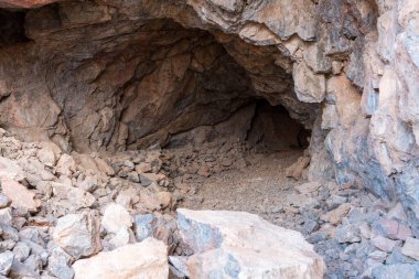 Güney İspanya 'da bir mağaranın girişi, mağaranın tavanı ve duvarları taştan yapılmış, gevşek taşlar ve kayalar var.