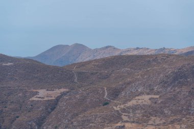 İspanya 'nın güneyindeki dağlık arazi, dağın yamaçlarında vadiler var, dağlar çalılarla kaplı, gökyüzü bulutlu.