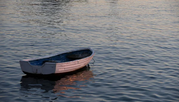 Kleines Boot Strand Bei Sonnenuntergang — Stockfoto