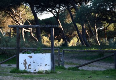 Isla Cristina 'daki Casa Azul' un yakınlarına su çekmek için makara ile geleneksel ve el yapımı kuyu.