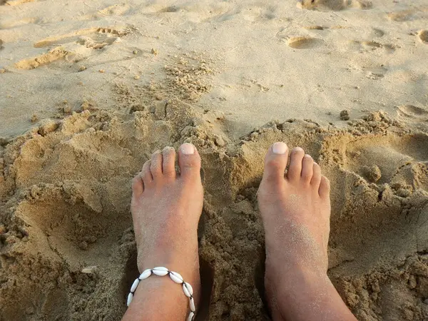 Füße Eines Mannes Strand Sand Mit Einem Knöchelarmband Verziert — Stockfoto