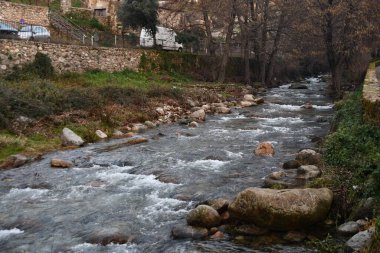 Bir kasabadan geçen nehirden akan su.