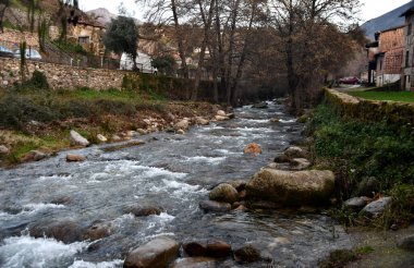 Bir kasabadan geçen nehirden akan su.