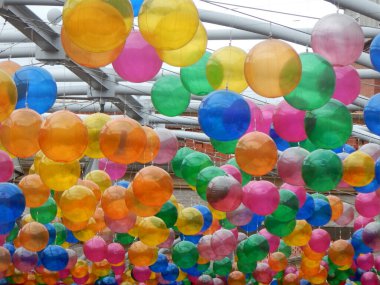 Dışarısı renkli balonlarla dolu.