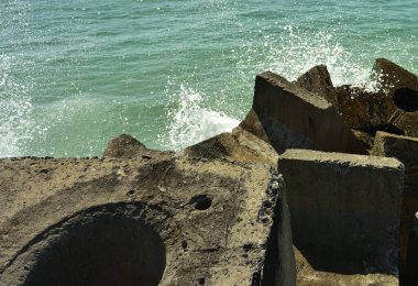 Dalgaları kıran köstebekler ve Batı Burnu 'ndaki Gordons Körfezi limanını güvende tutuyor.