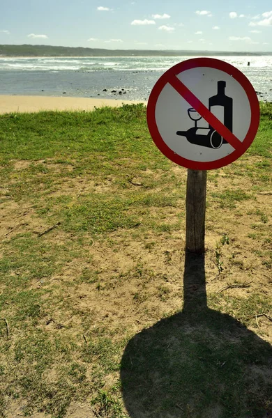 Μια Πινακίδα Που Απαγορεύει Την Κατανάλωση Αλκοολούχων Ποτών Μια Παραλία — Φωτογραφία Αρχείου