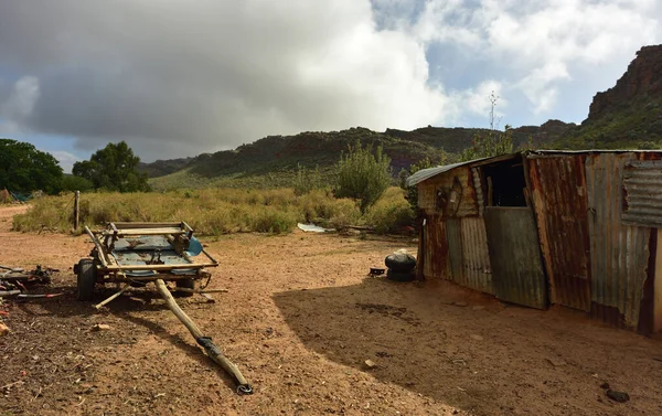 南アフリカ西ケープ州のセダーバーグで古いろばのカートと老朽化した小屋 — ストック写真