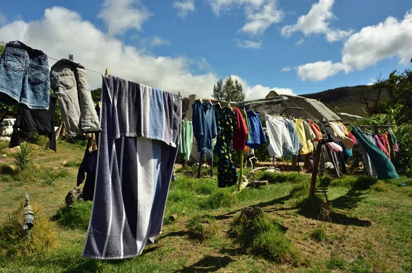 南アフリカの西ケープ州のセダーバーグの田舎の村の服のラインで洗濯 — ストック写真