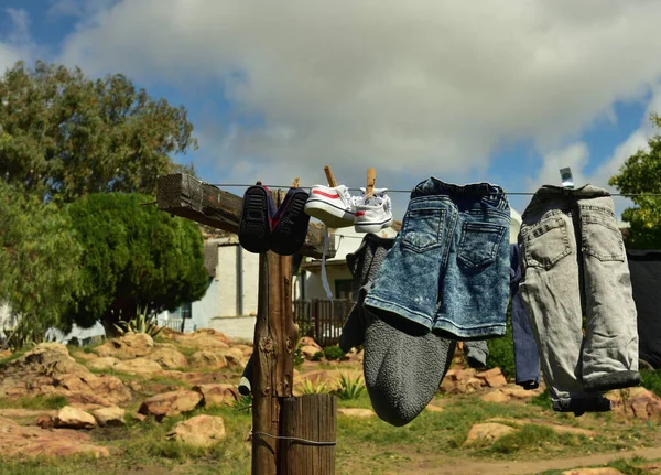 南アフリカの西ケープ州のセダーバーグの田舎の村の服のラインで洗濯 — ストック写真