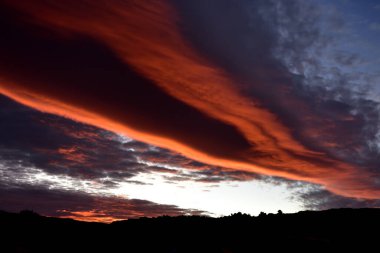 Güney Afrika 'nın Batı Burnu' ndaki Cederberg 'de batan güneş tarafından ateşlenen bir bulutlu hava.