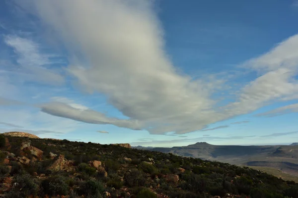 Чудовий Краєвид Нерівних Посушливих Гір Цедерберга Величних Хмар Здіймаються Проти — стокове фото