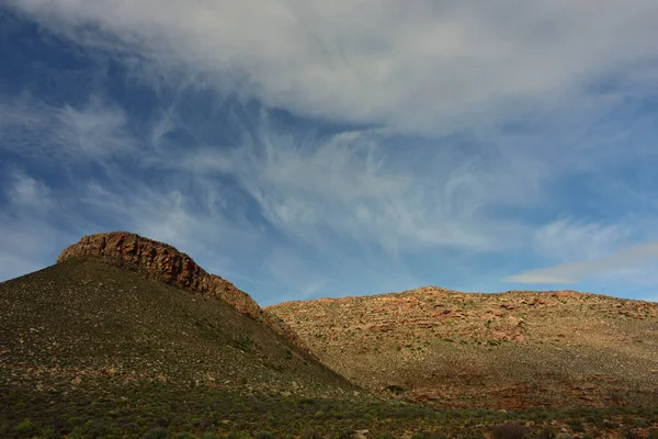 在南非西开普省蓝天的映衬下 形成了由崎岖干旱的塞德堡山脉和巨大的云彩构成的壮观景象 — 图库照片