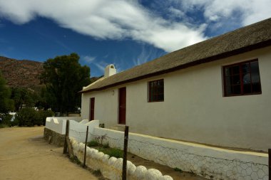 Güney Afrika 'nın Batı Burnu' ndaki küçük Wupperthal kasabasında yeni yapılmış bir kır evi.