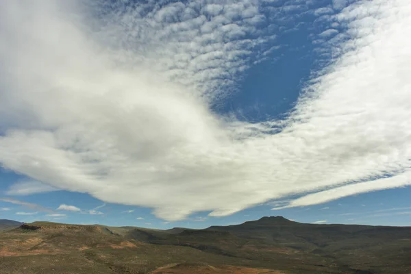 Paisaje Dramático Montañas Escarpadas Áridas Cederberg Grandes Nubes Forman Contra —  Fotos de Stock