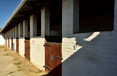 İyi inşa edilmiş at ahırları boş ve bakımsız duruyor.