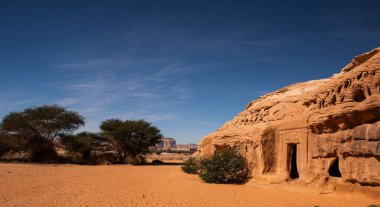 Hegra 'da, Suudi Arabistan' ın ilk Unesco bölgesi olan Alula yakınlarındaki kumtaşı kayasında antik bir mezar.