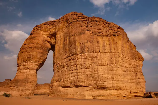 Al Ula 'daki Fil Kayası ünlü bir kaya oluşumudur.