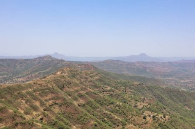 Sinhagad Kalesi 'ni çevreleyen tepeler Pune' daki Sinhagad Kalesi 'ni keşfediyor.