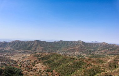 Sinhagad Kalesi 'ni çevreleyen tepeler Pune' daki Sinhagad Kalesi 'ni keşfediyor.