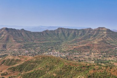 Sinhagad Kalesi 'ni çevreleyen tepeler Pune' daki Sinhagad Kalesi 'ni keşfediyor.