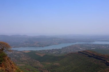 Sinhagad Kalesi 'ni çevreleyen tepeler Pune' daki Sinhagad Kalesi 'ni keşfediyor.