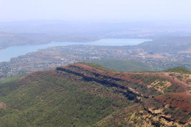 Sinhagad Kalesi 'ni çevreleyen tepeler Pune' daki Sinhagad Kalesi 'ni keşfediyor.