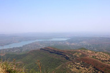 Sinhagad Kalesi 'ni çevreleyen tepeler Pune' daki Sinhagad Kalesi 'ni keşfediyor.