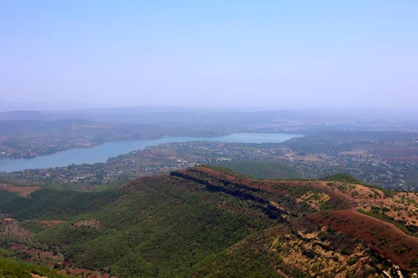Sinhagad Kalesi 'ni çevreleyen tepeler Pune' daki Sinhagad Kalesi 'ni keşfediyor.