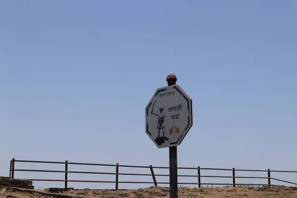 Pune 'daki Sinhagad Kalesi' ndeki panoda Singhagad Kalesi ve Tanaji Kada 'dan bahsediliyor.